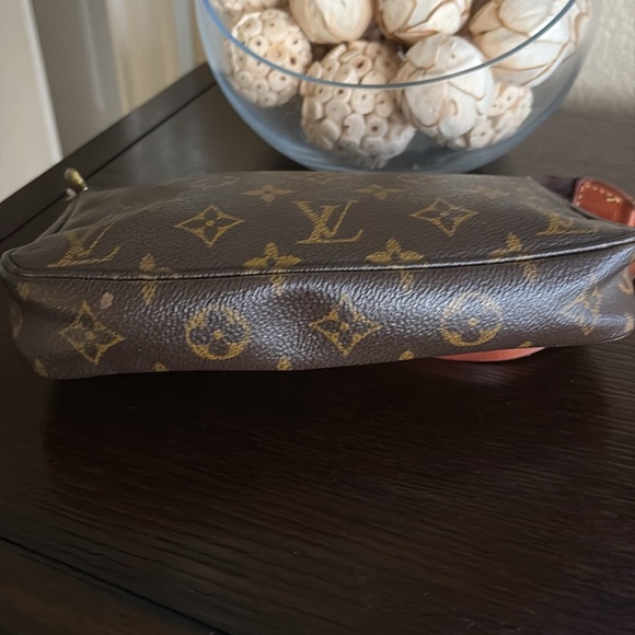 🔥SOLD🔥 Louis Vuitton Monogram Pochette Accessoires with original strap - Picture 6 of 13